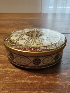VTG DAHER TIN FROM ENGLAND RED/GOLD ORNATE FILIGREE FLORAL PATTERNS/Mid 20th
